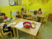 Kuchaři připravují bramborový salát